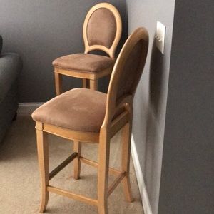 2 wooden bar stools in excellent condition.